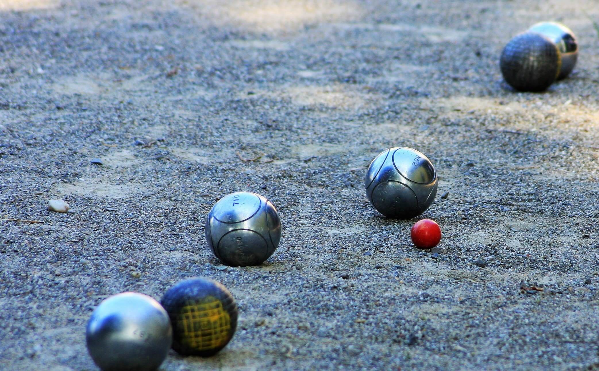 Boccia Kugeln auf Sandplatz beim Spiel