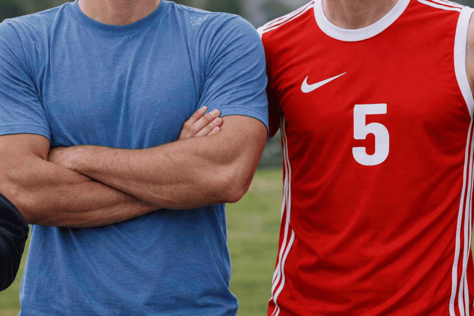 Zwei Männer in Sportkleidung, Oberkörper im Fokus