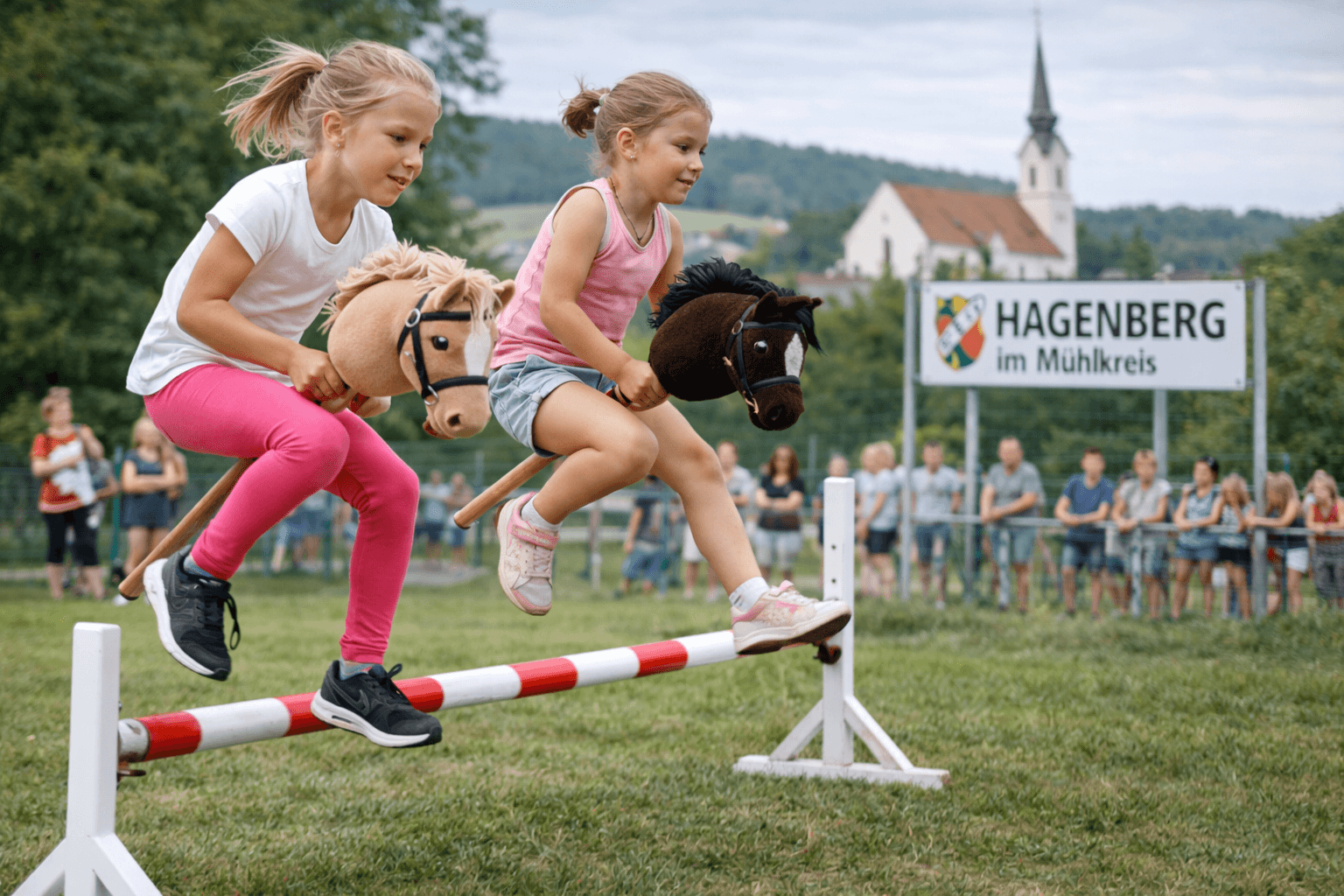 Zwei Kinder beim springen im Hobbyhorsing