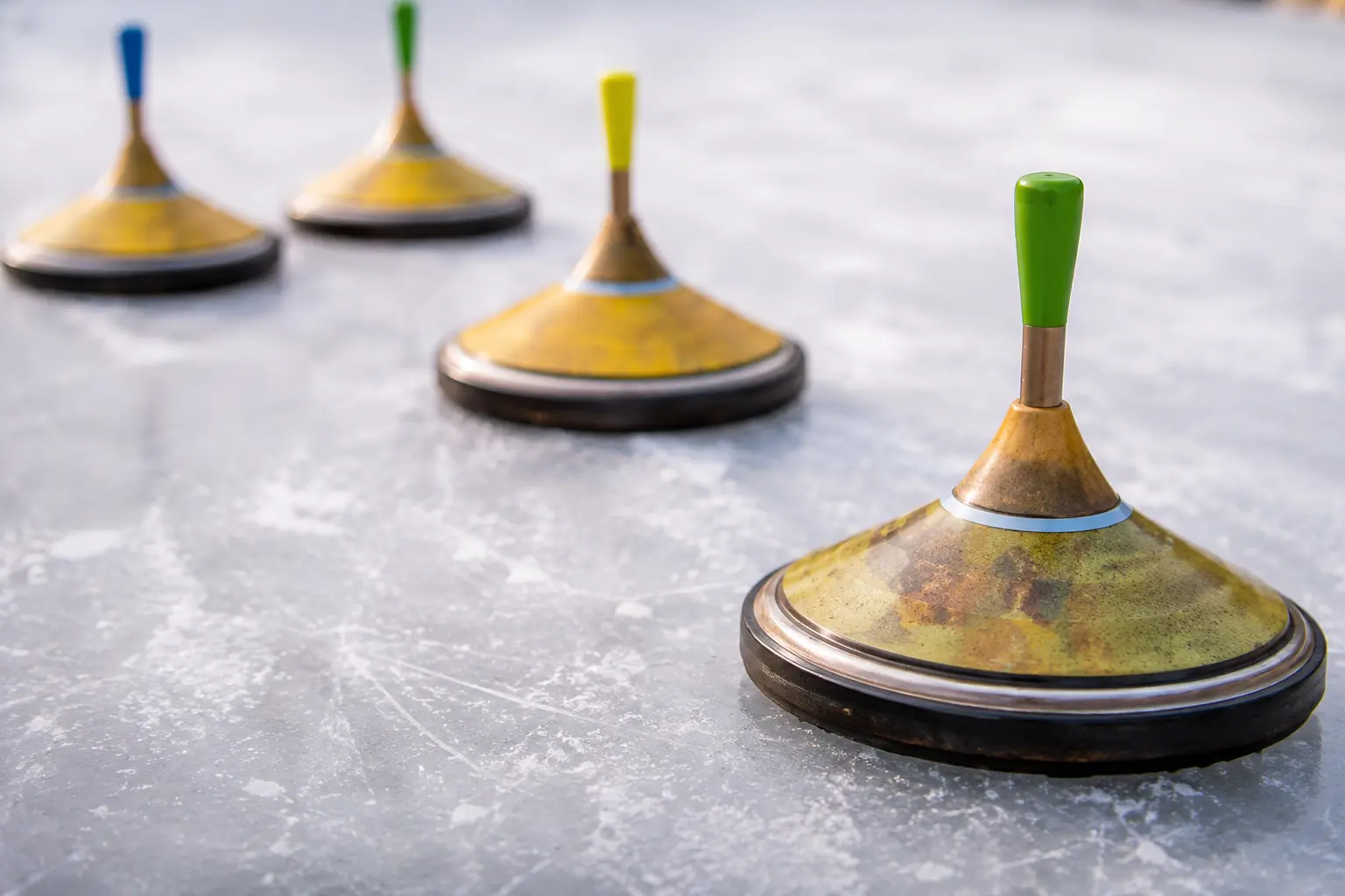 Eisstockschießen Hagenberg traditionelle Eisstöcke auf glatter Eisfläche