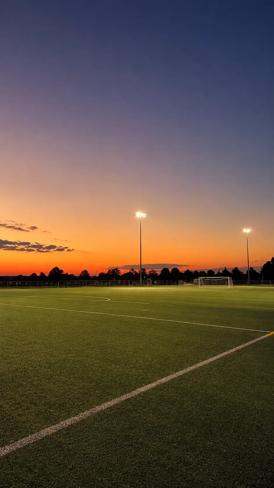 Sportplatz in Hagenberg bei Sonnenuntergang als Symbol für Vereine und gemeinsames Sportangebot.
